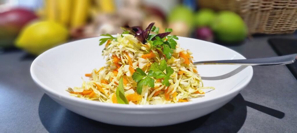 Spitzkohl Salat mit Sonnenblumenkernen