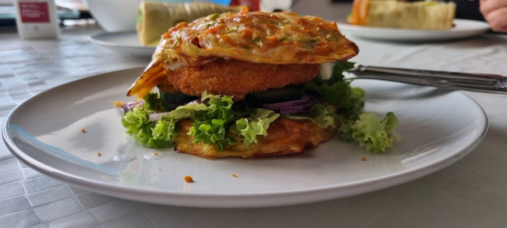 Tofu Burger Tofu Burger mit Gemüsebrötchen