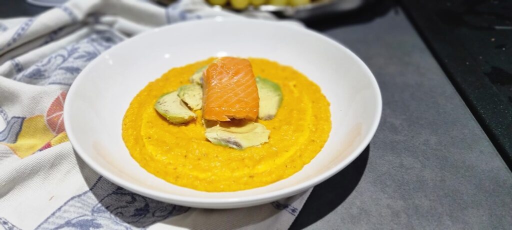 Süßkartoffel-Stampf mit Avocado und Lachs1