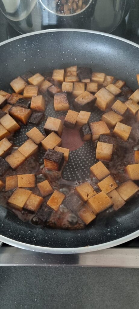 Räuchertofu geröstet in Sojasauce